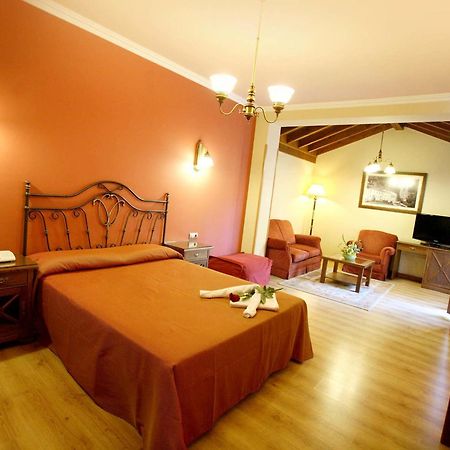 Imperion Hotel Onís Екстериор снимка