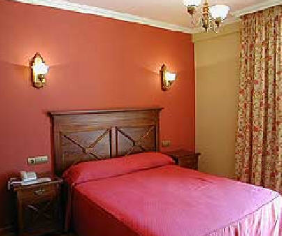 Imperion Hotel Onís Стая снимка