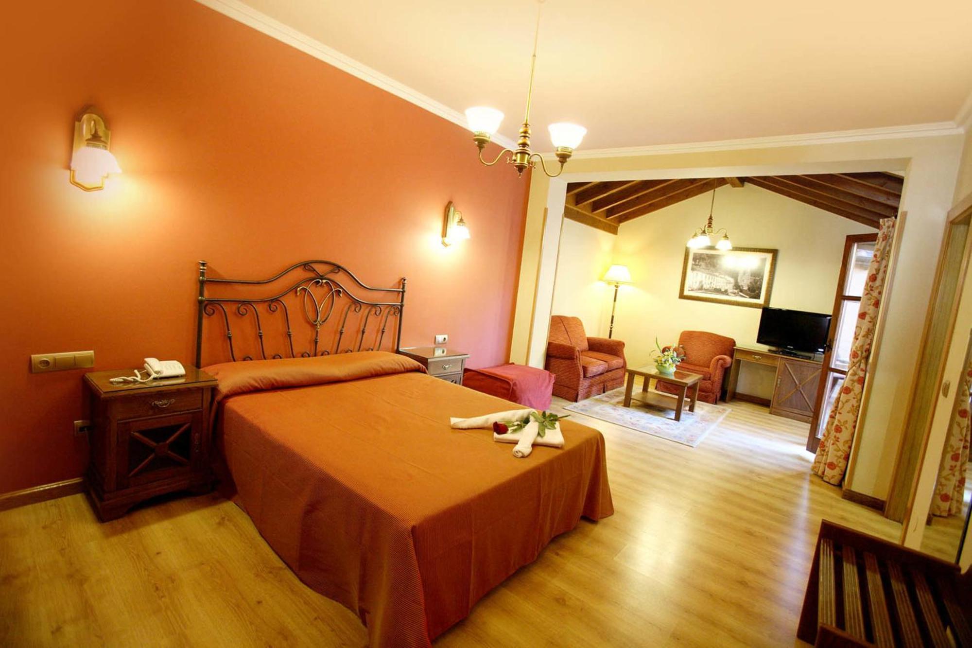 Imperion Hotel Onís Екстериор снимка