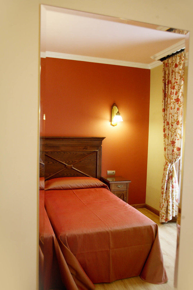 Imperion Hotel Onís Екстериор снимка