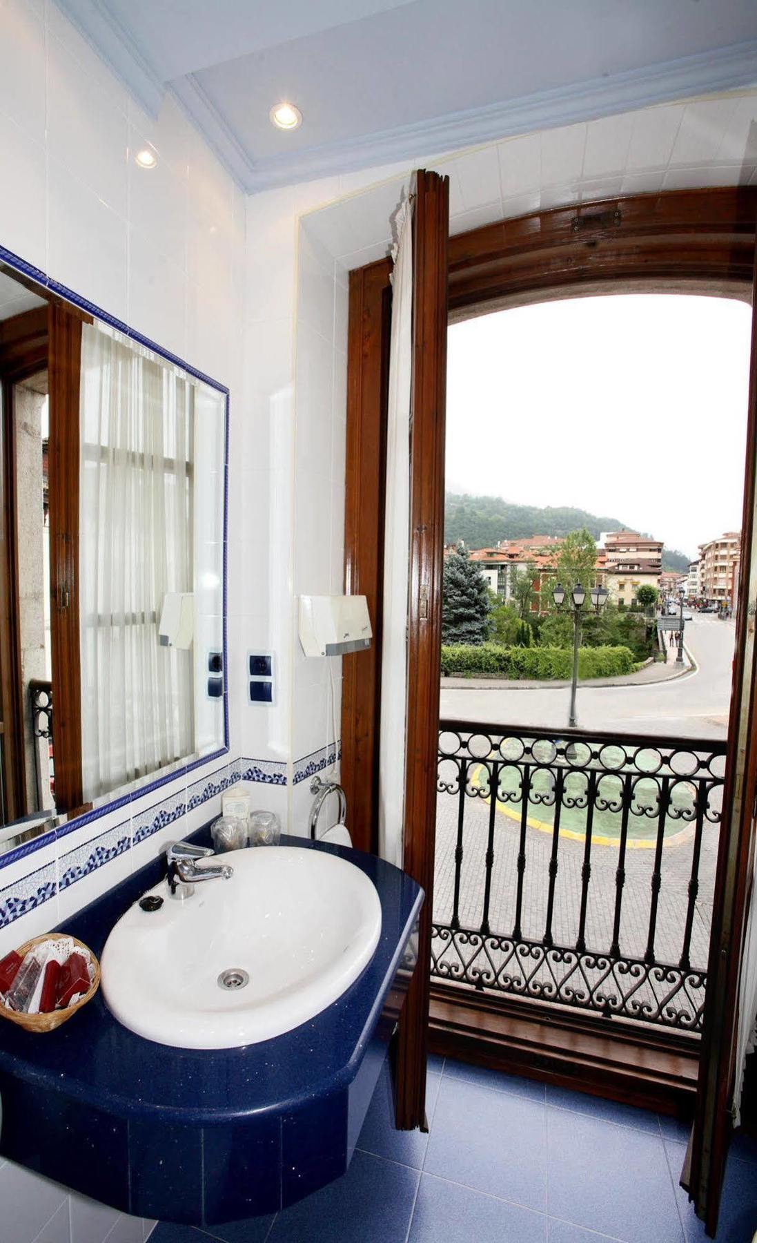 Imperion Hotel Onís Екстериор снимка