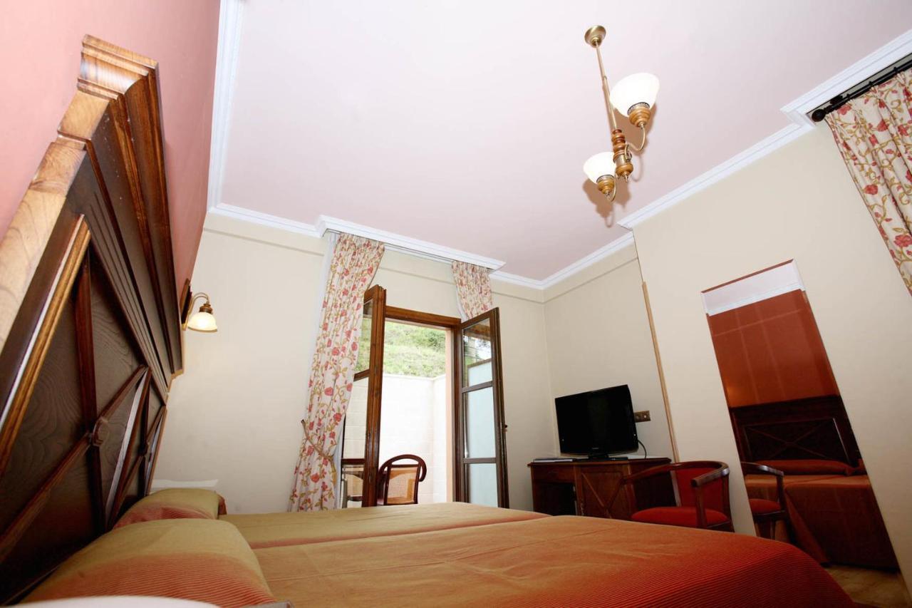 Imperion Hotel Onís Стая снимка