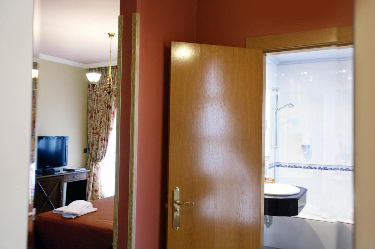 Imperion Hotel Onís Стая снимка
