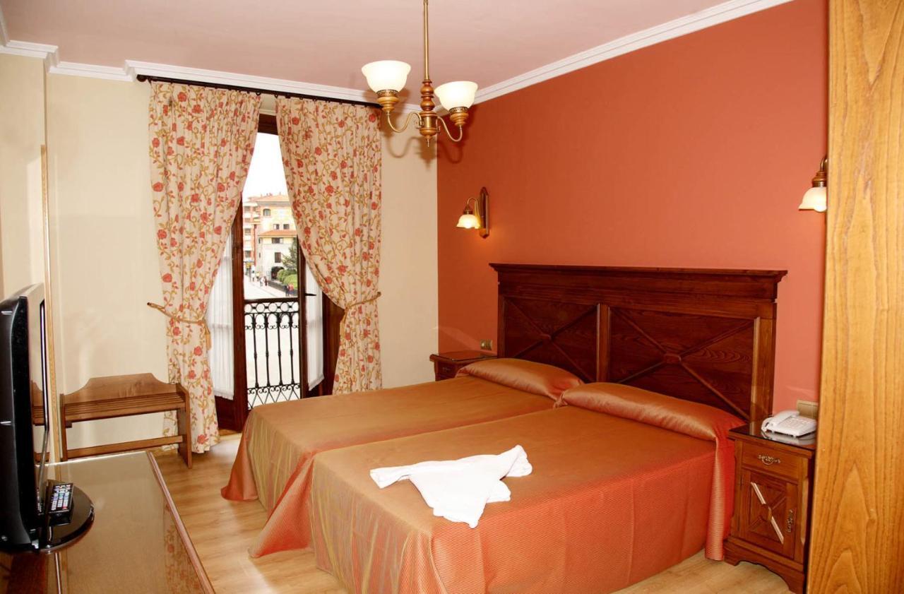 Imperion Hotel Onís Стая снимка